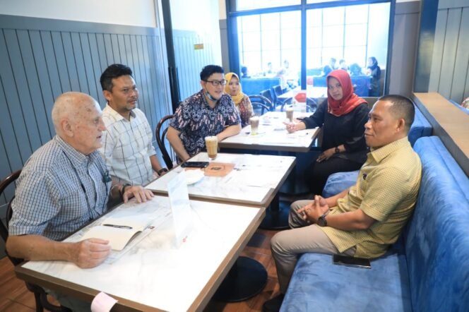 
					Bupati Bulungan, Syarwani  didampingi Sekda serta Tim Bupati Untuk Percepatan Pembangunan (TBUPP) bertemu dengan  Tim The Global Green Growth Institute (GGGI) membahas strategi peningkatan ekonomi hijau, bertempat di Pacific Place, Jakarta Selatan, Kamis (7/3/24).

