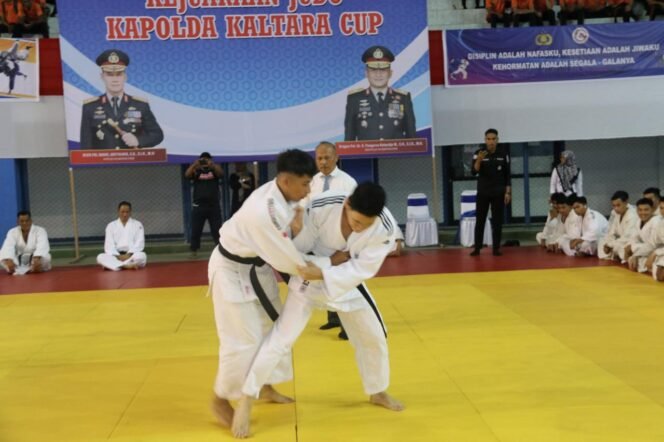 
					Kapolda Kaltara Irjen Pol. Daniel Adityajaya, S.H., S.I.K., M.Si., membuka acara Kejuaraan Judo Kapolda Kaltara Cup tahun 2024 bertempat di gedung GOR Jl. Gelatik Tanjung Selor, Jumat (08/03/24).

