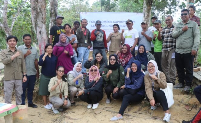 
					KERJA SAMA : Tim fasilitasi pengembangan Ekowisata Alam KPH Tarakan berfoto bersama perwakilan PHI Site Tarakan, baru-baru ini.