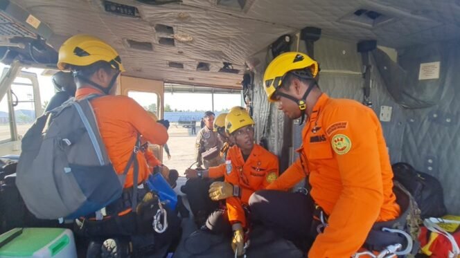 
					Tim Sar melakukan persiapan pencarian pesawat Smart Aviation yang hilang kontak. Foto : Dok Basarnas.
