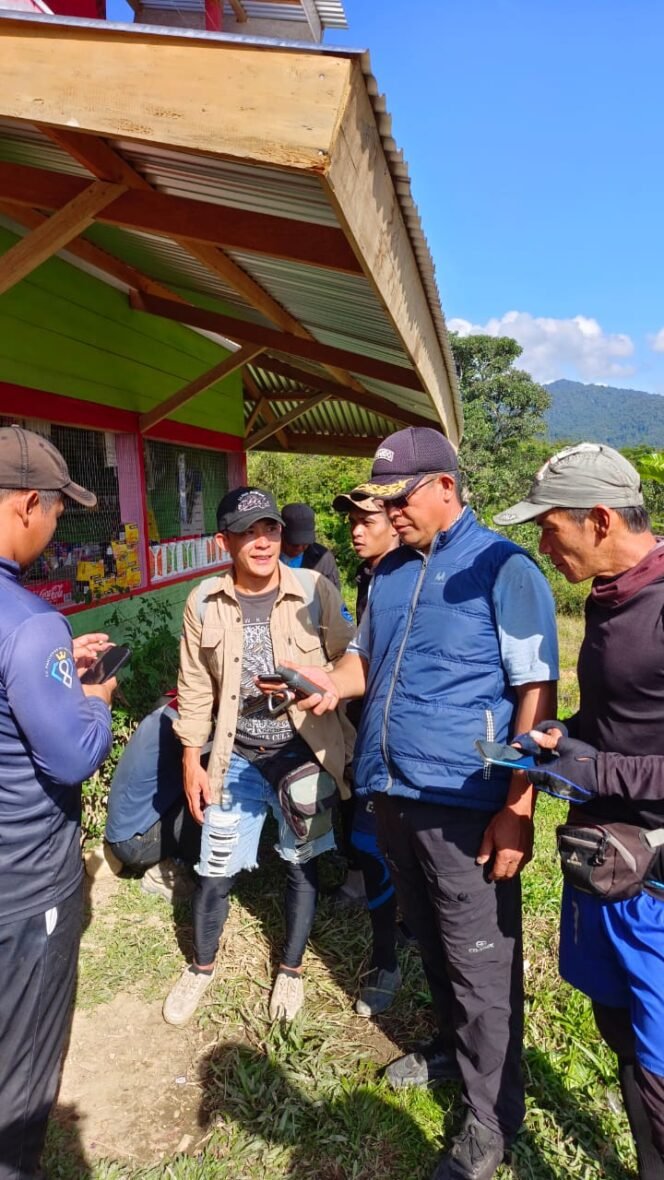 
					Masyarakat Binuang bersama aparat kepolisian dan Satpol PP melanjutkan pencarian Pesawat Smart Aviation yang Hilang Kontak, Sabtu (9/3/24).
