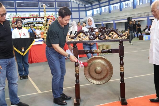 
					Kapolda Kaltara Inspektur Jenderal Polisi Daniel Adityajaya, SH., S.IK., M.Si., memimpin langsung upacara penutupan Kejuaraan Judo Kapolda Kaltara Cup, Sabtu (09/03/24).


