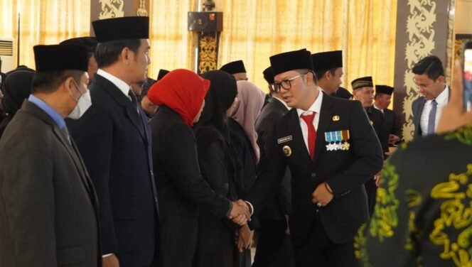 
					Bupati Kabupaten Tana Tidung Ibrahim Ali melantik pejabat Pimpinan Tinggi Pratama, Pengawas Kepala Sekolah, dan Pejabat Fungsional di Lingkungan Pemerintah Kabupaten Tana Tidung, di gedung Pendopo Djaparuddin, Kamis (14/3/24)

