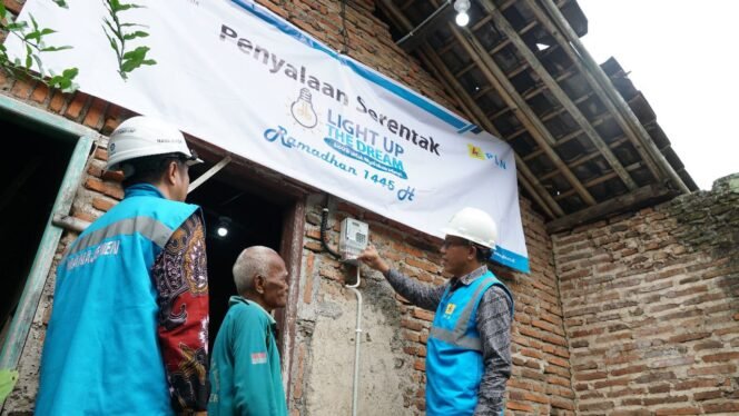 
					(Kanan ke Kiri) Manager PLN UP3 Jember, Alimuddin menyalakan sambungan baru di rumah penerima bantuan Light Up The Dream, Katijo (88 tahun) didampingi Assistant Manager Pemasaran dan Pelayanan Pelanggan PLN UP3 Jember, Hari Sucahyo.