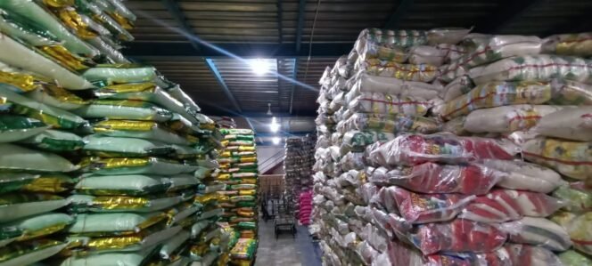 
					Gudang beras PT Cahaya Terang. Foto : Ist 