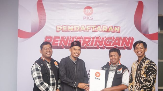 
					Hasan Basri ambil formulir penjaringan balon Gubernur ke PKS. Foto : Ist 