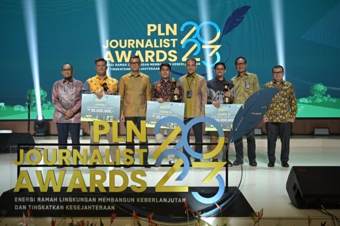 
					Direktur Utama PLN Darmawan Prasodjo (tiga dari kiri) didampingi Executive Vice President Komunikasi Korporat dan TJSL PLN Gregorius Adi Trianto (empat dari kanan), Direktur Keuangan PLN Nusantara Power Dwi Hartono (kanan), General Manager PLN Unit Induk Distribusi Sulawesi Selatan, Sulawesi Tenggara, dan Sulawesi Barat Moch. Andy Adchaminoerdin (dua dari kanan), General Manager PLN Unit Induk Wilayah Papua dan Papua Barat Budiono (kiri) foto bersama pemenang PLN Journalist Awards 2023 kategori Karya Audio Visual Hard News yaitu Jurnalis CNN Indonesia Gancar Wicaksono (dua dari kiri) sebagai juara 1, Jurnalis INews TV Ryan Rahman (empat dari kiri) sebagai juara 2, dan Jurnalis Kompas TV Ramaluddin (tiga dari kanan) sebagai juara 3.