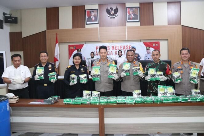 
					Kapolda Kaltara menggelar Press Release Pengungkapan Kasus Tindak Pidana Narkotika hasil pengungkapan Sat. Resnarkoba Polres Nunukan, Polsek KSKP dan Resnarkoba Polda Kaltara bertempat di Aula Sebatik Polres Nunukan. Jumat, (22/3/24).


