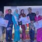 Ketua Dewan Juri Foto bersama para Juara Fashion Muslimah  Kategori B