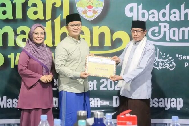 
					Bupati Tana Tidung Ibrahim Ali didampingi istri melakukan Safari Ramadhan 1445 H Tahun 2024 bersama masyarakat di Masjid Baiturrahman, Desa Sesayap, Kecamatan Sesayap Hilir. 