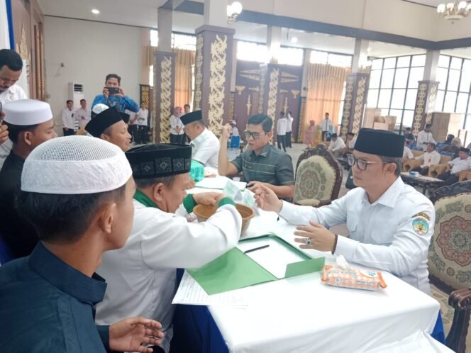 
					Bupati Tana Tidung beserta Ketua DPRD dan Asisten, Kepala OPD, Kepala Kemenag serta pimpinan Perbankan yang ada di Kabupaten Tana Tidung menghadiri Kegiatan Kabupaten Tana Tidung Berzakat di pendopo Djaparuddin, Rabu (27/3/2024). 


