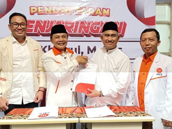 
					Sebelumnya, Khairul diwakili Komunitas Setia Bersama Pak Dokter yang datang ke Sekretariat PKS pada Minggu (24/3/2024) untuk mengambil formulir pendaftaran.