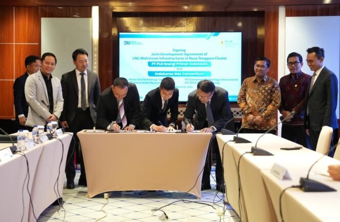 
					Penandatanganan _Joint Development Agreement_ (JDA) pengembangan infrastruktur _midstream_ LNG cluster Nusa Tenggara antara PLN Energi Primer Indonesia dan Konsorsium Indokorea Gas di Jakarta pada Jumat, (22/3) yang dilakukan oleh Direktur Utama PLN Energi Primer Indonesia Iwan Agung Firstantara (keempat dari kanan) Direktur PT Prima Osean Nusantara Pieters Adyana Utomo (tengah), dan Presiden Direktur Enviromate Technology International Suriyanto (keempat dari kiri) disaksikan oleh Direktur Perencanaan Korporat dan Pengembangan Bisnis PLN Hartanto Wibowo (ketiga dari kanan), Direktur Manajemen Pembangkitan PLN Adi Lumakso (kedua dari kanan), Direktur Gas dan BBM PLN Energi Primer Indonesia Rakhmad Dewanto (kanan).