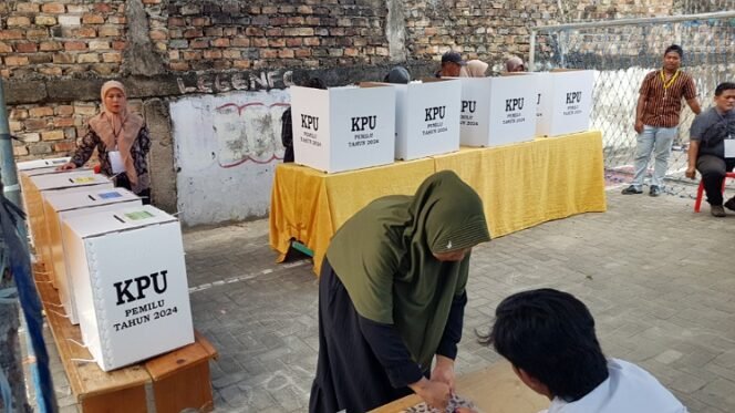 
					Pemungutan surat suara prmilu 2024 di Kecamatan Tarakan Barat. Foto : Fokusborneo.com 