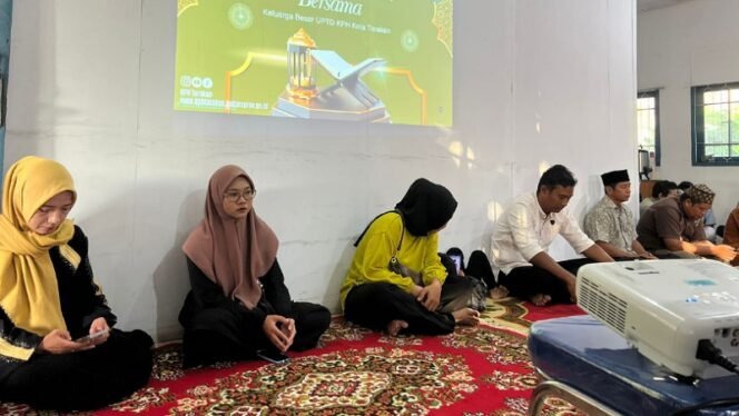 
					Kepala UPTD KPH Tarakan Bukber Bersama Seluruh Pegawai dan Jajaran. Foto: tim KPH Tarakan 