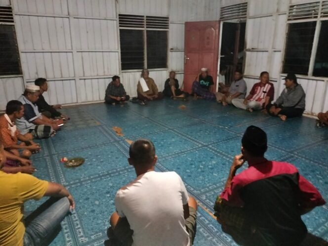 
					Warga Binalatung menggelar pertemuan menyikapi larangan pendirian TPS pemilu 2024 di lahan diklaim TNI AL. Foto : Ist 