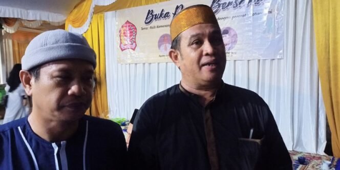 
					Agustan (Baju Hitam) Saat Diwawancara Usai Kegiatan Buka Bersama dengan Masyarakat. Foto: fokusborneo.com. 