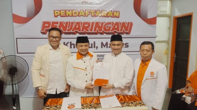 
					Ketua MPW PKS Provinsi Kaltara Syamsuddin Arfah ikut hadir saat dr. Khairul kembalikan berkas penjaringan ke DPD PKS Kota Tarakan. Foto : Ist 