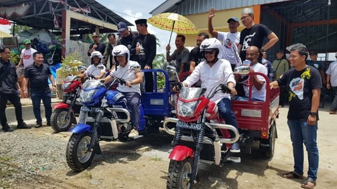
					Anggota DPR RI Deddy Sitorus serahkan bantuan kendaraan roda tiga pengangkut sampah. Foto : Fokusborneo.com 