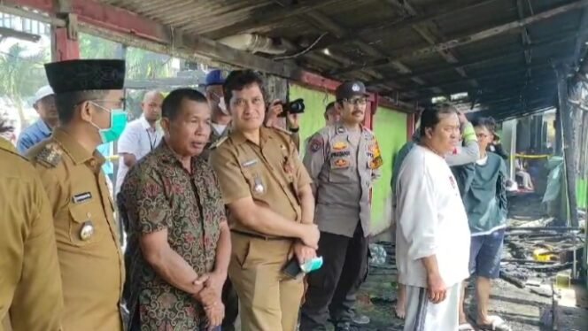 
					Wali Kota Balikpapan Rahmad Masâ€™ud meninjau lokasi kebakaran di Klandasan Ulu