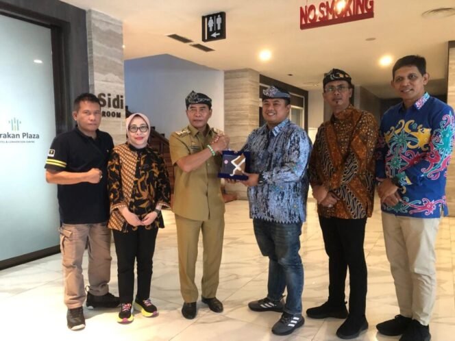 
					Gubernur Kalimantan Utara, DR (HC). H. Zainal A. Paliwang, SH., M.Hum, melakukan audensi dengan Komisioner Komisi Penyiaran Indonesia (KPI) terkait pembentukan Komisi Penyiaran Indonesia Daerah (KPID) di Kalimantan Utara di Hotel Tarakan Plaza, Selasa (5/3/24).