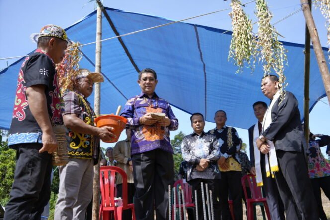 
					Wakil Gubernur Kalimantan Utara Dr. Yansen TP, M.Si menghadiri secara langsung acara peletakan batu pertama gedung pastori Gereja Kemah Injil Indonesia (GKII) Jelarai Selor dan dirangkaikan dengan ibadah syukuran panen, Kamis (18/4/24).