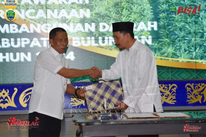 
					Bupati Bulungan, Syarwani, S.Pd, M.Si didampingi Wakil Bupati Bulungan, Ingkong Ala, SE, M.Si membuka Musyawarah Perencanaan Pembangunan (Musrenbang) tingkat Kabupaten di Ruang Tenguyun Kantor Bupati pada Selasa sore (2/4). 