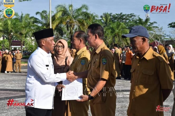 
					Pimpin Apel Setelah Libur Panjang, Bupati Bulungan Syarwani Serahkan SK Pensiun ASN, Selasa (16/4/24)


