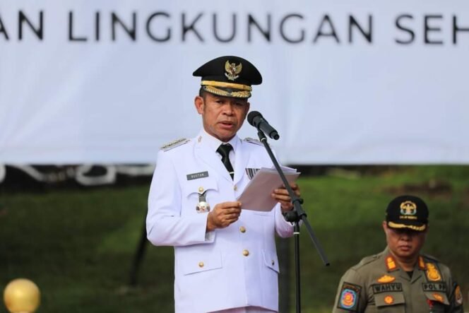 
					Pj Wali Kota Tarakan Dr Bustan, SE,MSi bertindak sebagai inspektur upacara dalam rangka Hari Otonomi Daerah 