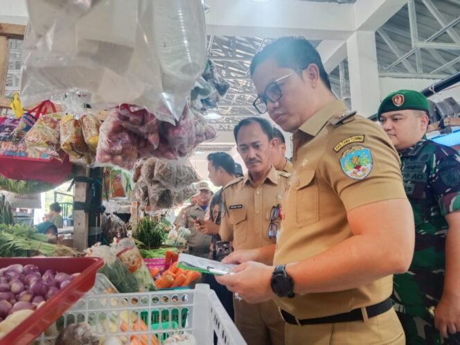 
					Jelang Hari Raya Iedul Fitri 1445 H Bupati Ibrahim Ali Bersama Forkopimda Sidak Kebutuhan Sembako di Sejumlah Pasar dan Distributor, Senin (1/4/2024).


