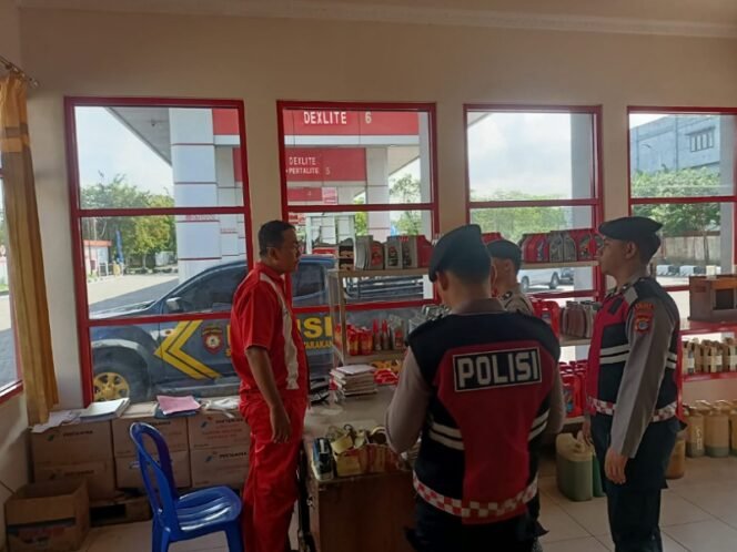 
					Personil Satuan Samapta Polres Tarakan melakukan patroli dialogis ke SPBU. Foto : Ist