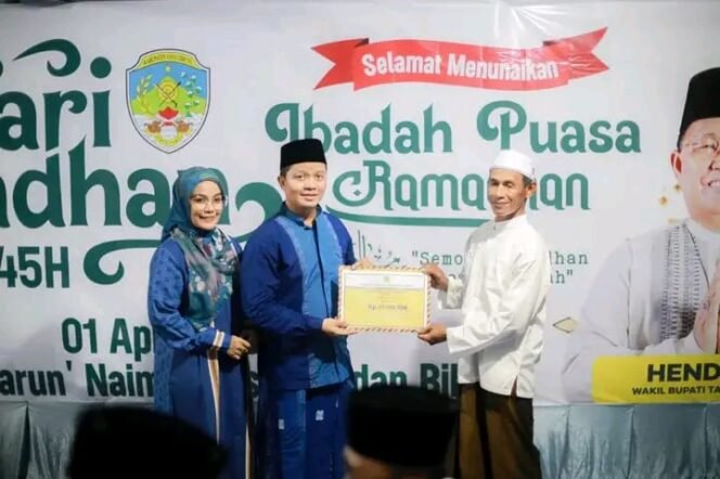 
					Bupati Tana Tidung Ibrahim Ali didampingi istri melakukan Safari Ramadhan 1445 H/Tahun 2024 bersama masyarakat di Masjid Darun 'Naim Desa Bandan Bikis, Kecamatan Sesayap Hilir. 

