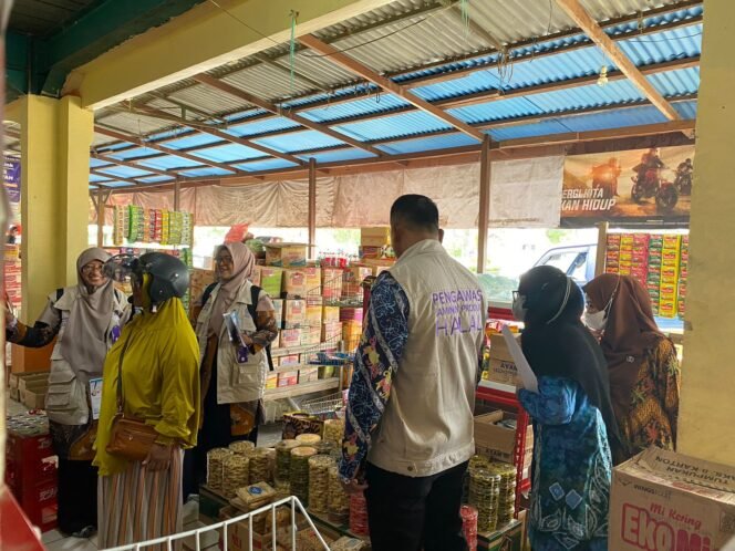 
					Pemantauan produk makanan dan minuman di Pasar Induk Tanjung Selor,  Kamis (04/4/24)