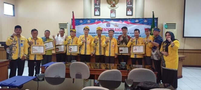 
					Dewan Pengurus Korps Pegawai Republik Indonesia (Korpri) Kota Tarakan kembali menyerahkan piagam penghargaan kepada Aparatur Sipil Negara (ASN) yang telah memasuki purna bakti, Kamis (4/4/24)

