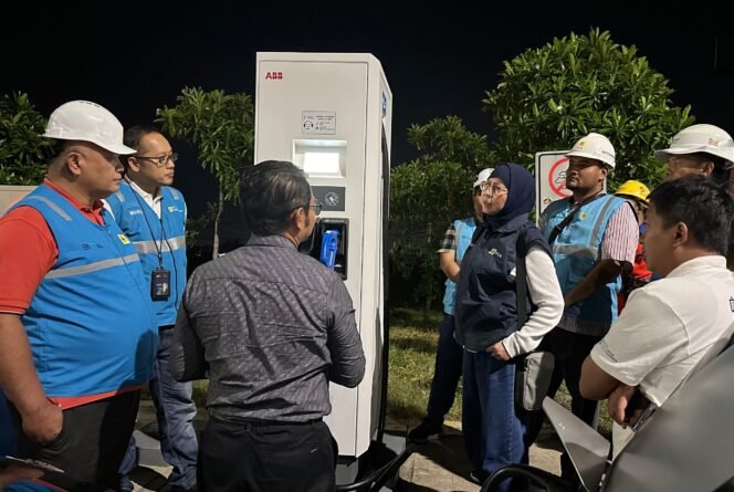 
					Direktur Niaga dan Retail PLN Edi Srimulyanti (empat dari kanan) bersama  Executive Vice President Penjualan dan Pelayanan Pelanggan Retail PLN Tonny Bellamy (tiga dari kiri), General Manager Unit Induk Distribusi Jawa Tengah dan DIY Mochamad Soffin Hadi (kiri), dan Direktur Operasi PLN Haleyora Power Diksi Erfani Umar (dua dari kiri)  melakukan pengecekan langsung kesiapan SPKLU untuk mudik di _Rest Area_ 275A Adiwerna, Tegal, Jawa Tengah (28/3).