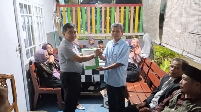 
					

Ketua Perkumpulan Warga Kabupaten Pacitan Uriyanto berikan dukungan Muhammad Haris maju di Pilwali Tarakan. Foto : Ist 