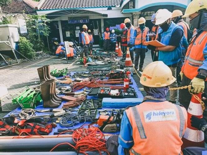 
					Petugas PLN mengecek kesiapan peralatan kerja yang akan digunakan dalam masa siaga libur Hari Raya Idul Fitri 1445 Hijriah.