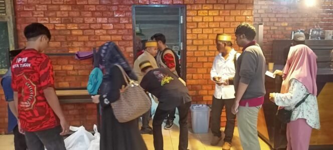 
					Bukber Bersama Masyarakat, Gubernur Kaltara Serahkan Ratusan Bantuan Paket Sembako, Minggu (7/4/24).


