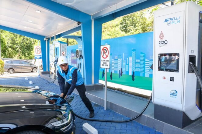 
					Direktur Utama PLN, Darmawan Prasodjo melakukan pengisian daya kendaraan listrik di SPKLU ultra fast charging di rest area km 626B Saradan, Kabupaten Madiun, Jawa Timur.