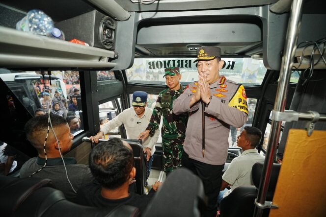 
					Kapolri Jenderal Listyo Sigit Prabowo melepas keberangkatan mudik gratis Polri Presisi tahun 2024 di Lapangan Monas, Jakarta Pusat, Sabtu (6/4/2024).

