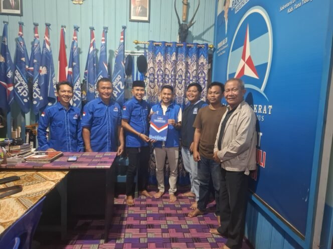 
					Tim Relawan Kawan Ibrahim Ali melakukan pengambilan formulir bakal calon Bupati pada pendaftaran dan penjaringan calon kepala daerah di Partai Demokrat, Senin (8/4/24) malam
