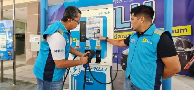 
					General Manager PLN UID Kaltimra Agung Murdifi mengecek kesiapan beberapa titik SPKLU di Balikpapan guna memudahkan pemudik yang menggunakan kendaraan listrik dalam pengisian baterai kendaraan mereka.


