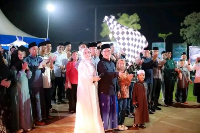 
					Bupati Ibrahim Ali didampingi istri menghadiri sekaligus membuka pawai obor menyambut hari raya Idul Fitri 1445 H, Selasa (9/4/2024).

