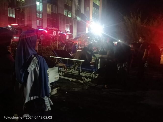 
					EVAKUASI  - Ratusan Pasien di RSUD dr. Jusuf SK di Evakuasi di Halaman Parkir Rumah Sakit , Jumat (12/4/24).
