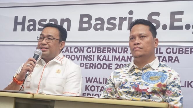 
					Ketua MPW PKS Provinsi Kaltara Syamsuddin Arfah saat menerima Hasan Basri kembalikan berkas penjaringan calon Gubernur ke PKS. Foto : Ist 