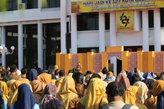 
					Walikota Balikpapan, Rahmad Mas'ud pimpin apel gabungan dan halal bi halal bersama ratusan ASN di halaman Balai Kota, Selasa (16/4/2024).

