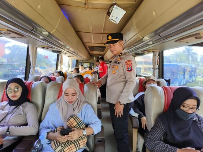 
					Ops Ketupat Kayan 2024 Polda Kaltara Laksanakan Pengamanan Arus Balik di Terminal Damri.

