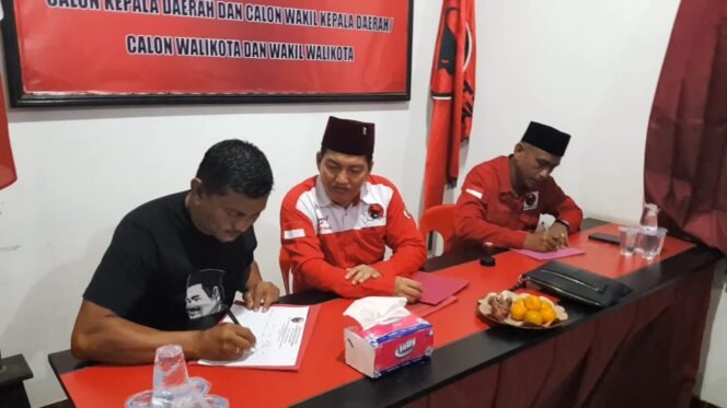 
					Ketua DPC PDIP Kota Tarakan Edi Patana saat menerima pengambilan formulir penjaringan bacalon kepala daerah. Foto : Fokusborneo.com