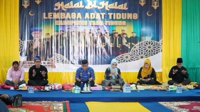 
					Bupati Pemerintah Kabupaten Tana Tidung menggelar acara Halal Bi Halal dalam rangka merayakan Hari Raya Idul Fitri 1 Syawal 1445 H, pada Rabu pagi (17/4/24). 

