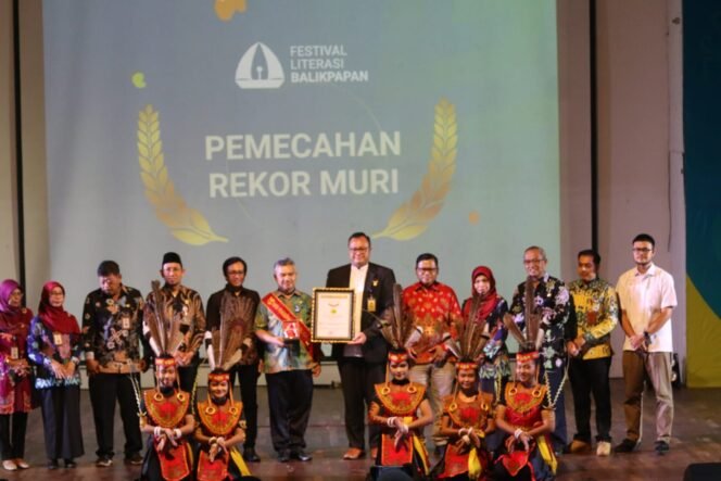
					rekor MURI setelah guru dan pelajar menghasilkan ratusan karya yang telah dibukukan. Foto : Ist

